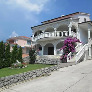 https://apartments-villa-sandra.primorje-gorskikotar.com